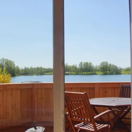 4 Personen Mit Kaminofen, Wintergarten Und Kanu, Mit Einem Wundervollen Blick Auf Den In Ferienhaus