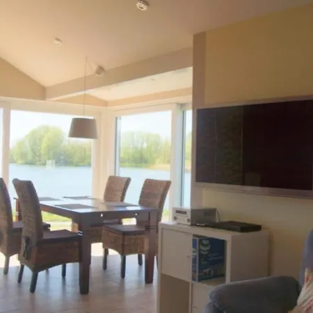 4 Personen Mit Kaminofen, Wintergarten Und Kanu, Mit Einem Wundervollen Blick Auf Den In Ferienhaus